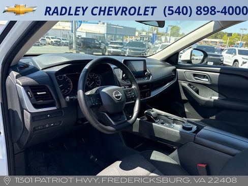 Used 2025 Nissan Rogue SV AWD/4WD image 4