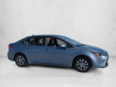 Certified 2022 Toyota Corolla LE image 4
