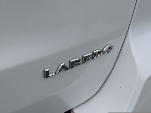 Used 2019 Jeep Grand Cherokee Laredo AWD/4WD image 10