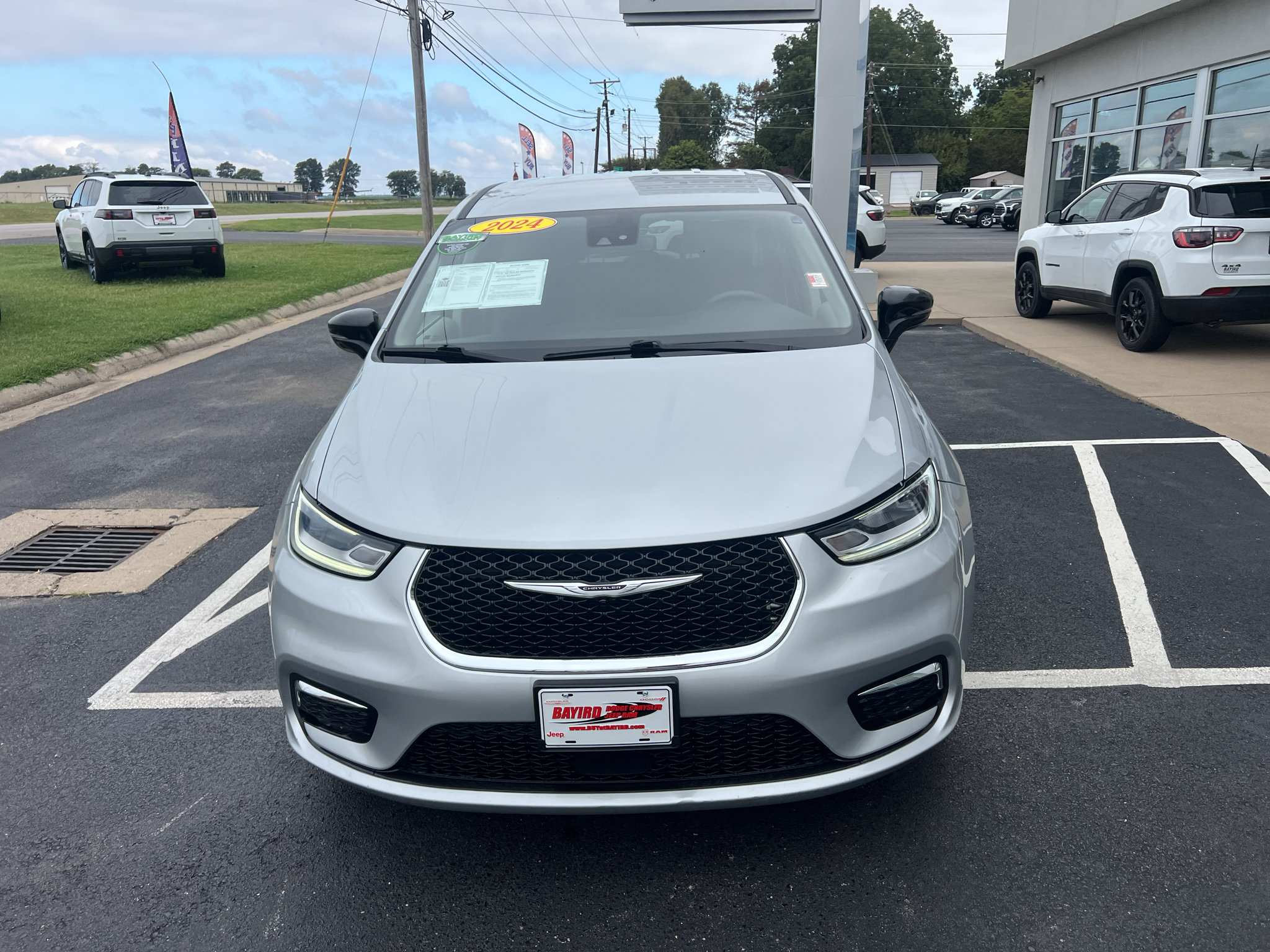 Used 2024 Chrysler Pacifica Touring-L FWD image 5