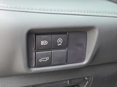 Used 2025 Toyota Highlander LE FWD image 26