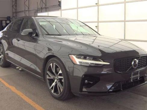 Used 2025 Volvo S60 B5 Core FWD image 2