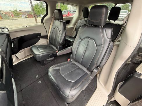 Used 2017 Chrysler Pacifica Touring-L Plus FWD image 21