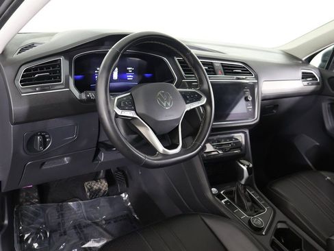 Used 2024 Volkswagen Tiguan SE w/ Panoramic Sunroof Package image 29