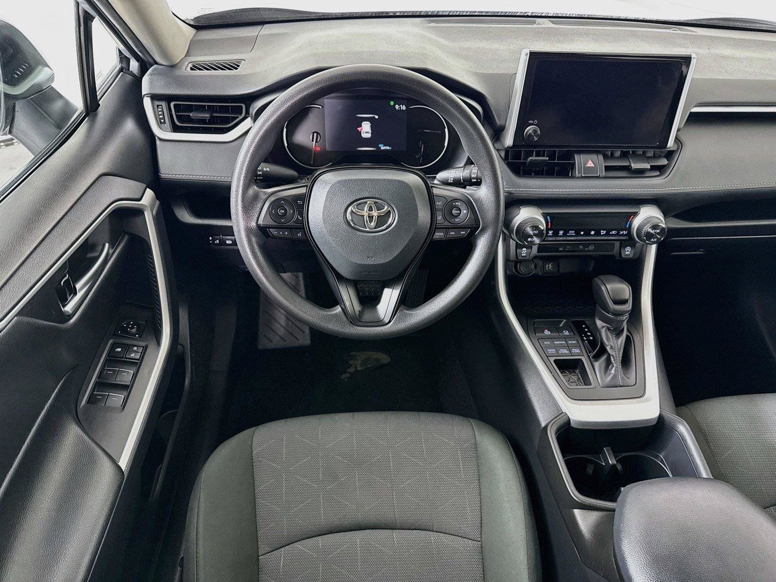 Used 2025 Toyota RAV4 XLE AWD/4WD image 2