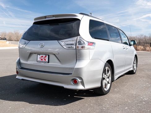 Used 2014 Toyota Sienna SE FWD image 6