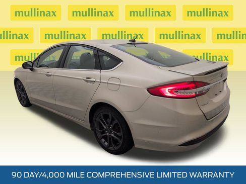 Used 2018 Ford Fusion SE w/ Equipment Group 201A FWD image 9
