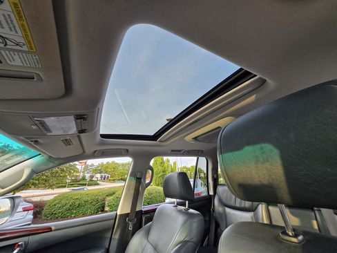 Used 2011 Lexus LX 570 4WD w/ Luxury Pkg image 17