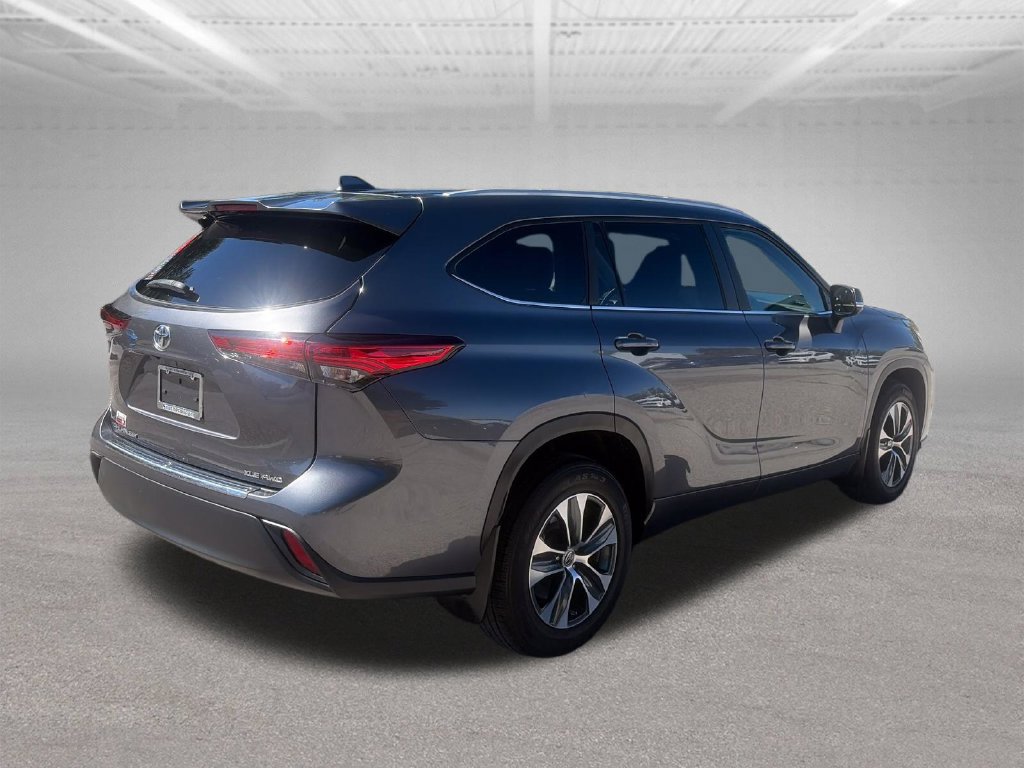 Used 2023 Toyota Highlander XLE AWD/4WD image 6