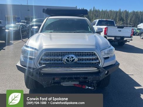 Used 2017 Toyota Tacoma TRD Off-Road AWD/4WD image 11