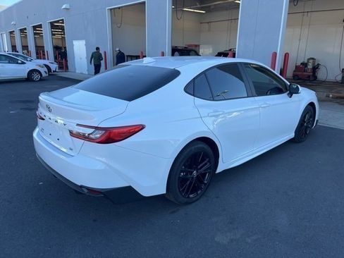 Used 2025 Toyota Camry SE image 5