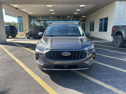 New 2025 Ford Escape SE image 2