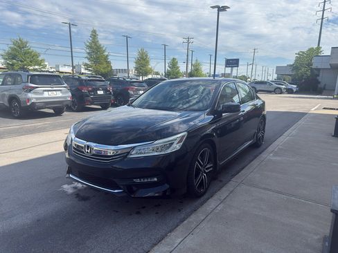 Used 2017 Honda Accord Touring image 7