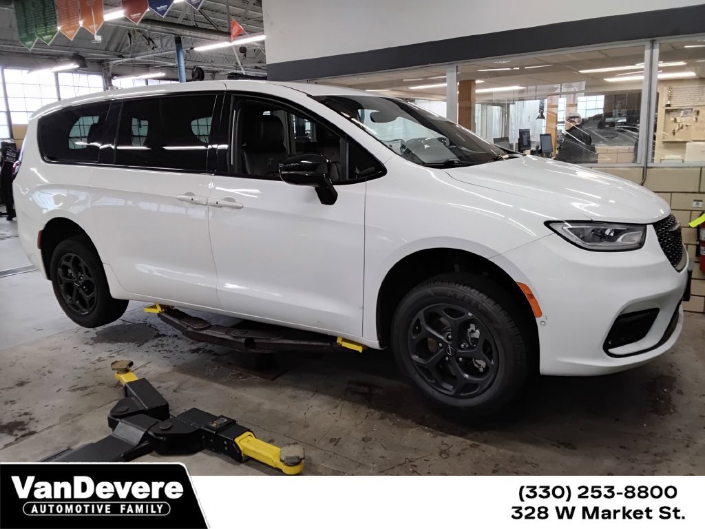 Used 2024 Chrysler Pacifica Limited FWD image 1