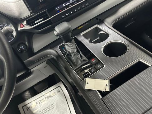 Used 2025 Toyota Sienna LE FWD image 41