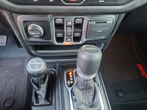 Used 2025 Jeep Gladiator Sport image 38