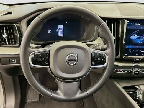 Used 2025 Volvo XC60 B5 Plus image 18
