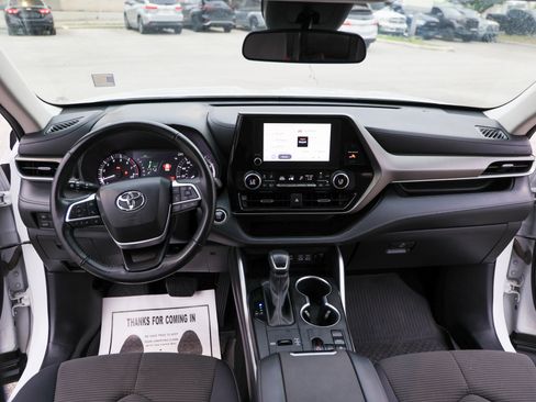 Used 2024 Toyota Highlander LE FWD image 46