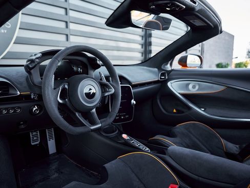 Used 2025 McLaren Artura Spider image 2