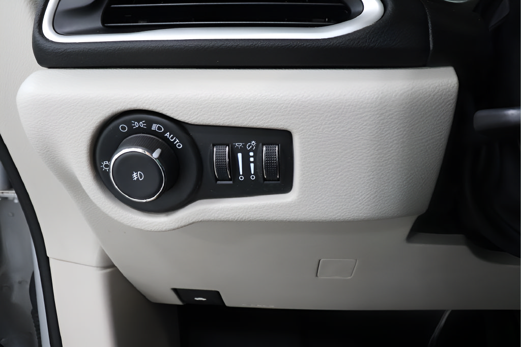 Used 2024 Chrysler Pacifica Touring-L FWD image 15
