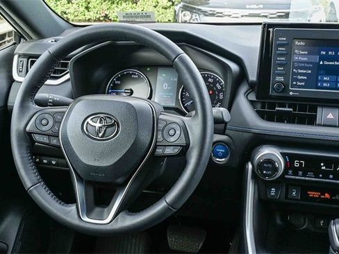 Used 2022 Toyota RAV4 SE image 18