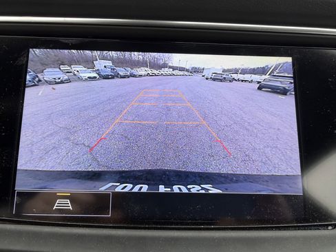 Used 2023 Buick Enclave Essence image 18