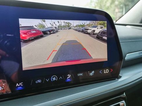 Used 2025 Chevrolet Traverse LT FWD image 26
