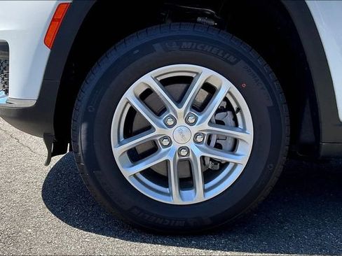 New 2023 Jeep Grand Cherokee L Laredo image 12