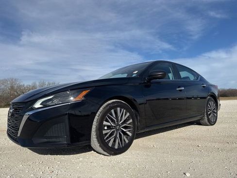 Used 2024 Nissan Altima 2.5 SV image 1