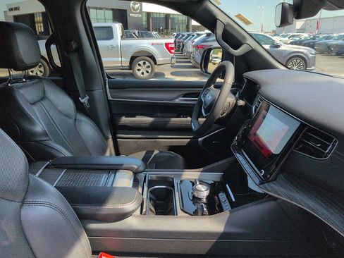 Used 2024 Jeep Wagoneer Series III AWD/4WD image 7