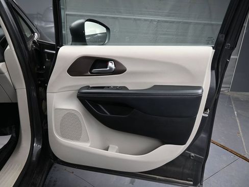 Used 2023 Chrysler Voyager LX FWD image 19