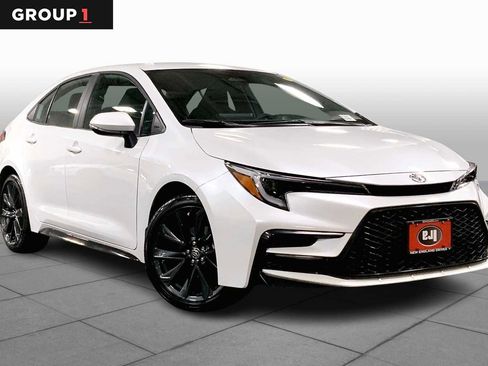 Used 2024 Toyota Corolla SE FWD image 3