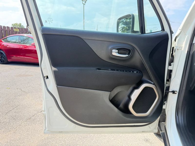 Used 2017 Jeep Renegade Latitude FWD image 10