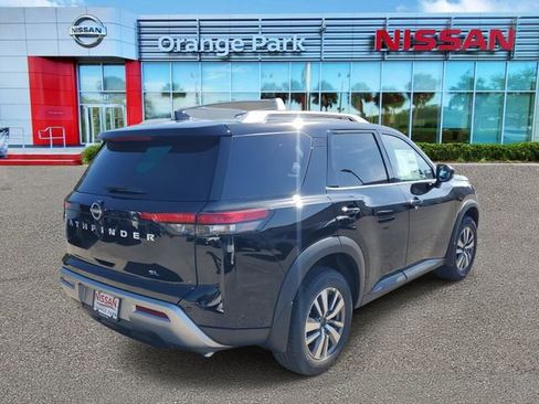 New 2025 Nissan Pathfinder SL image 2