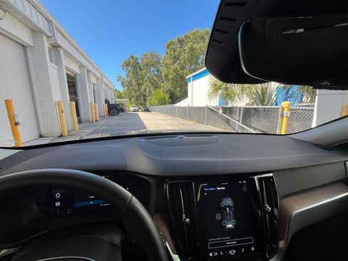 Used 2025 Volvo V60 B5 Cross Country Plus image 33