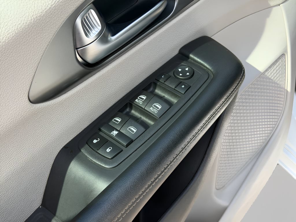 Used 2023 Chrysler Pacifica Touring-L FWD image 18