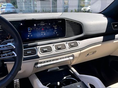 Used 2025 Mercedes-Benz GLS 450 4MATIC image 6