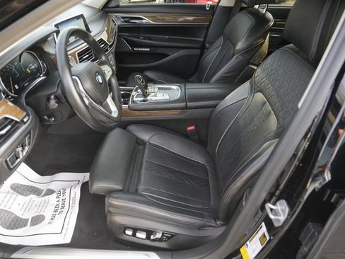 Used 2016 BMW 740i image 9