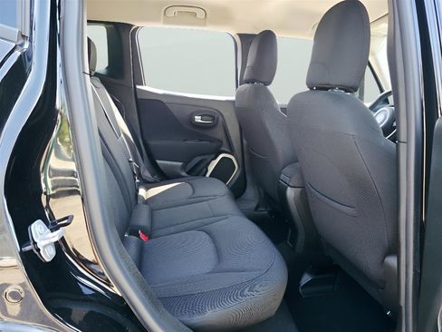 Used 2015 Jeep Renegade Latitude FWD image 11