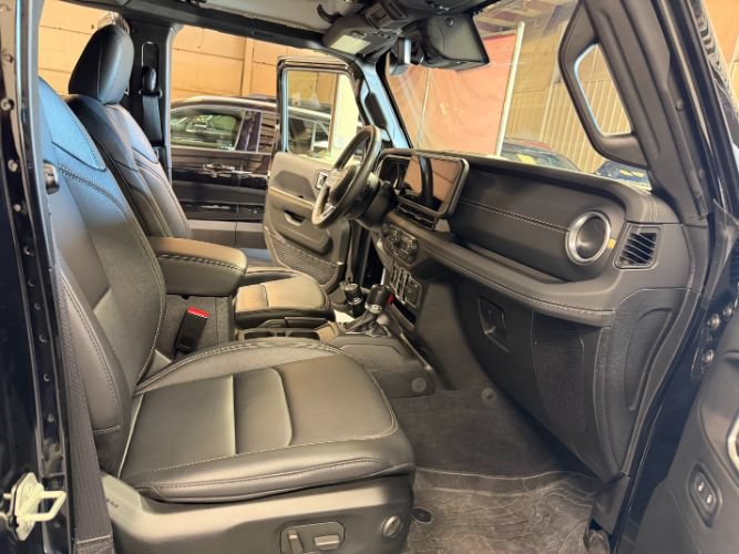 Used 2024 Jeep Wrangler Unlimited Sahara w/ Technology Group AWD/4WD image 33