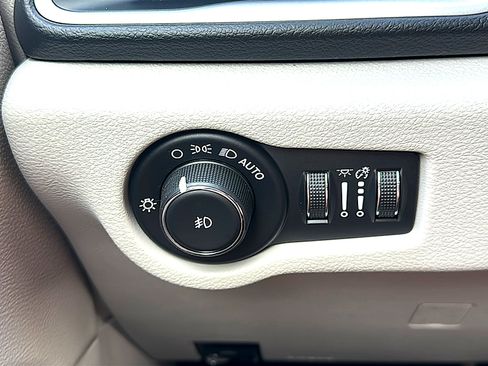 Used 2019 Chrysler Pacifica Touring-L FWD image 36