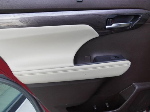 Used 2022 Toyota Highlander Limited image 33