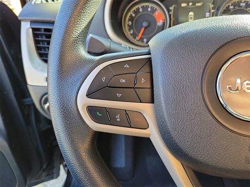 Used 2018 Jeep Cherokee Latitude w/ Mobile Office Group image 17