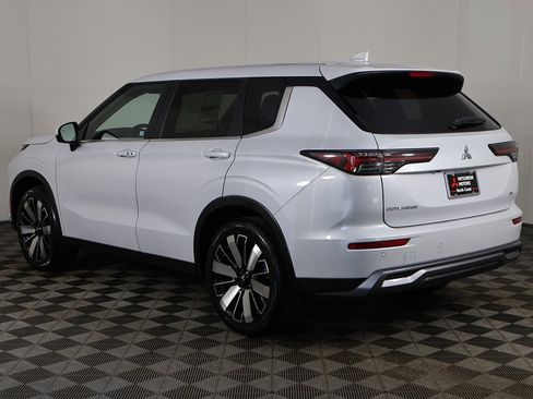 New 2025 Mitsubishi Outlander SE image 9