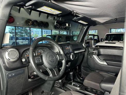 Used 2017 Jeep Wrangler Unlimited Rubicon w/ Connectivity Group image 15