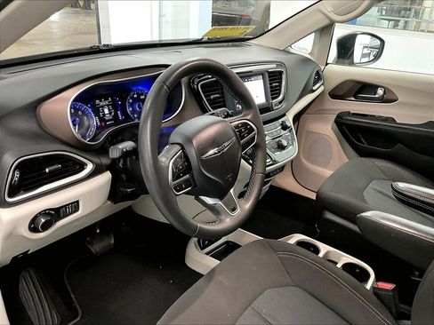 Used 2023 Chrysler Voyager LX FWD image 8