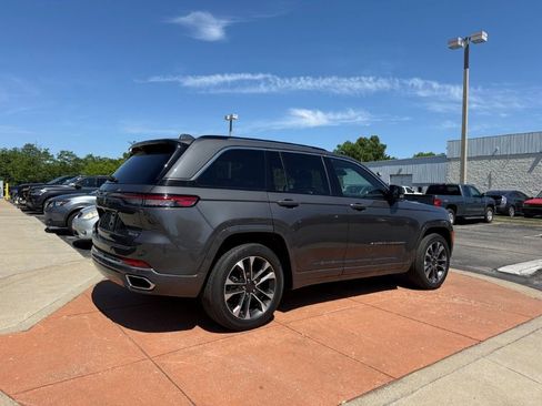 Used 2022 Jeep Grand Cherokee Overland w/ Luxury Tech Group IV AWD/4WD image 7