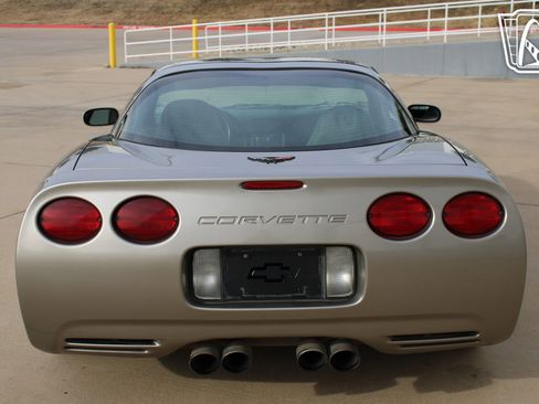Used 1998 Chevrolet Corvette Coupe w/ Performance Handling Pkg image 12