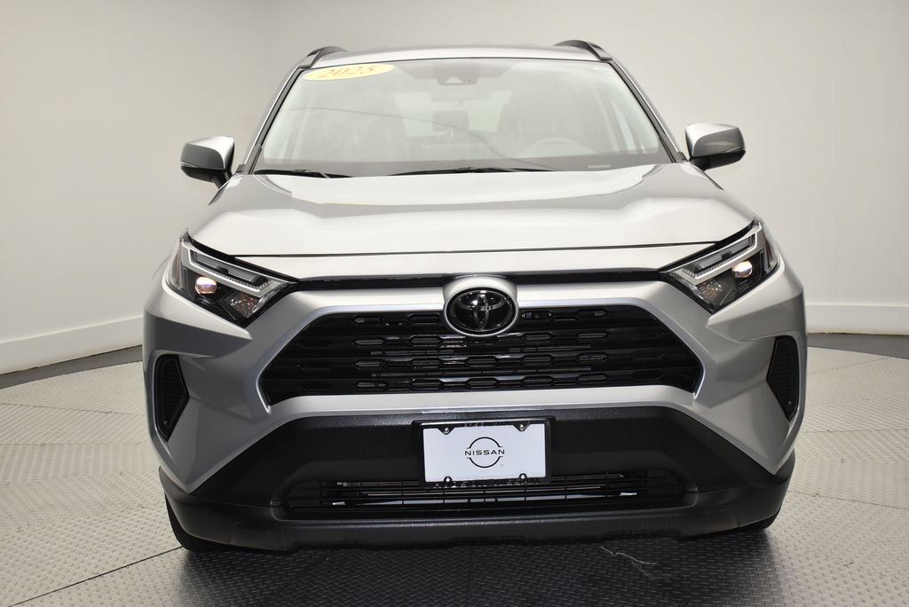 Used 2025 Toyota RAV4 XLE AWD/4WD image 2
