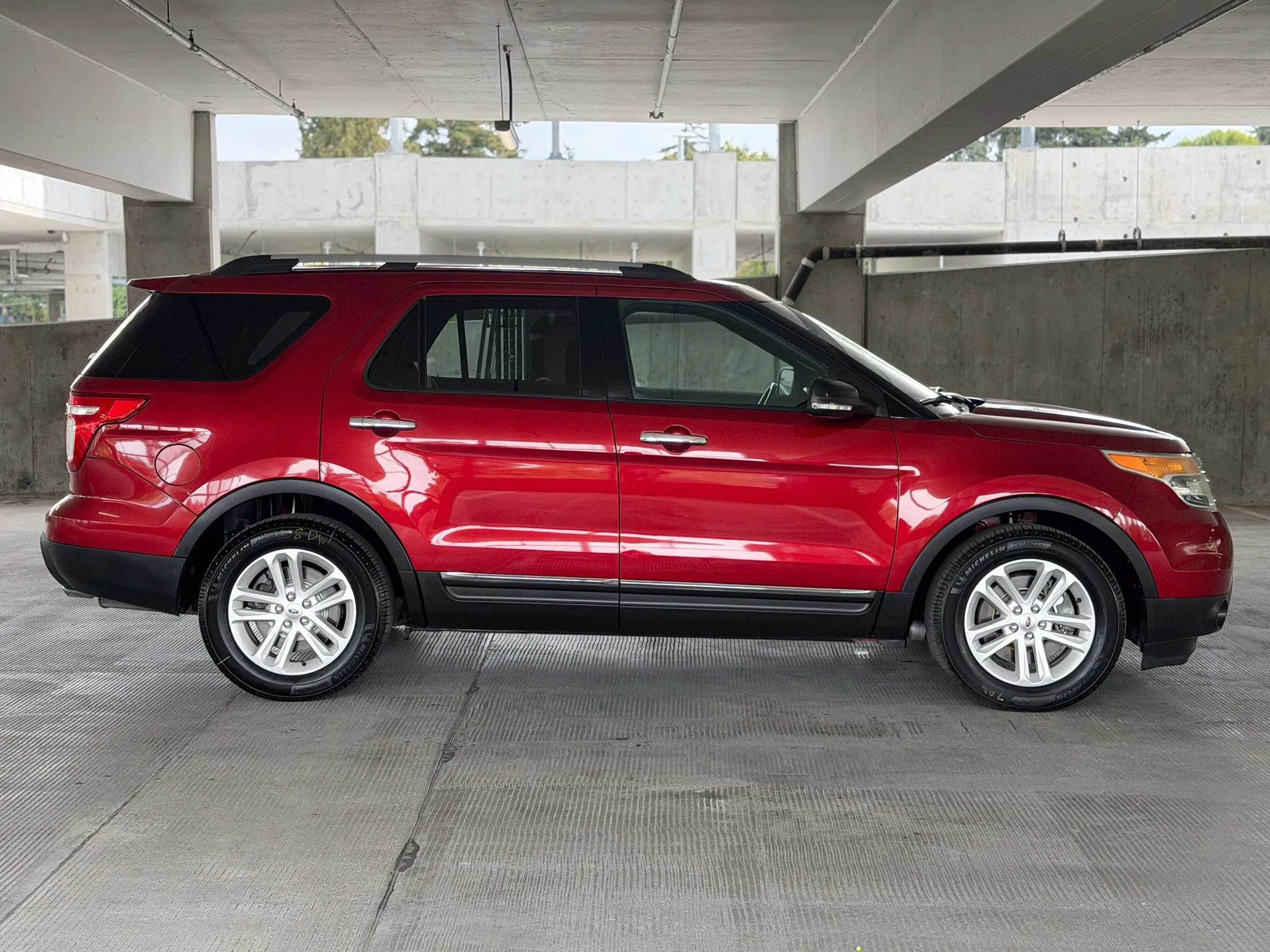Used 2015 Ford Explorer XLT w/ Equipment Group 202B FWD image 4